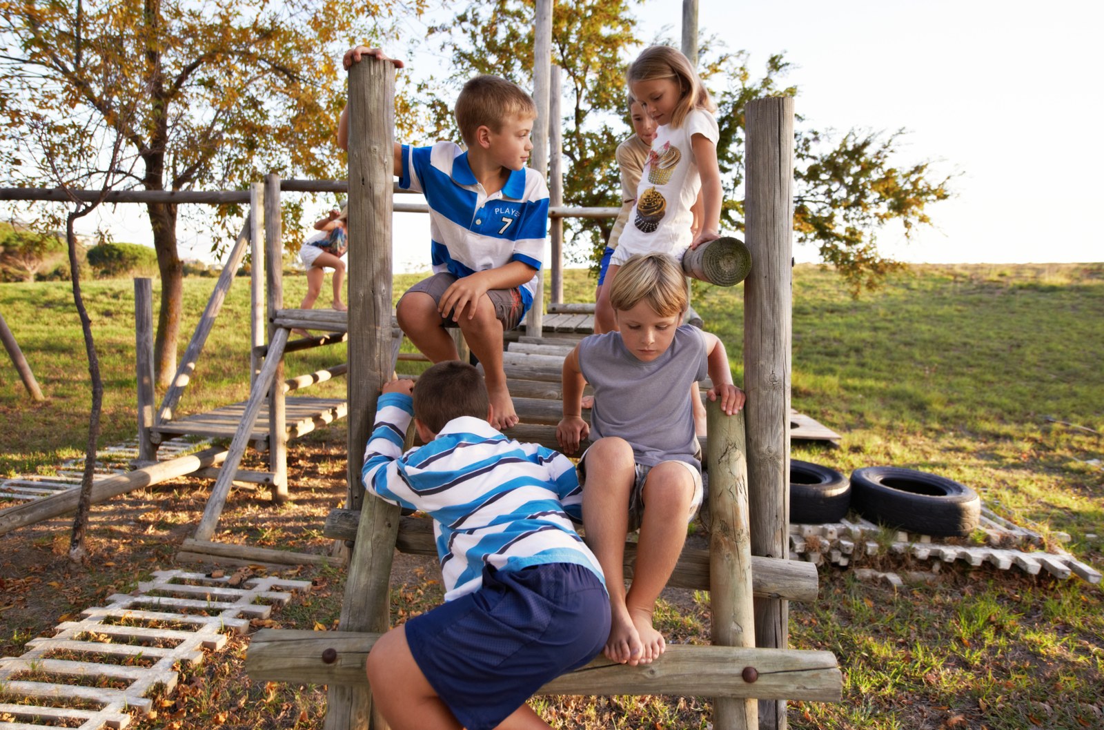 Enfants sur une aire de jeux en plein air.